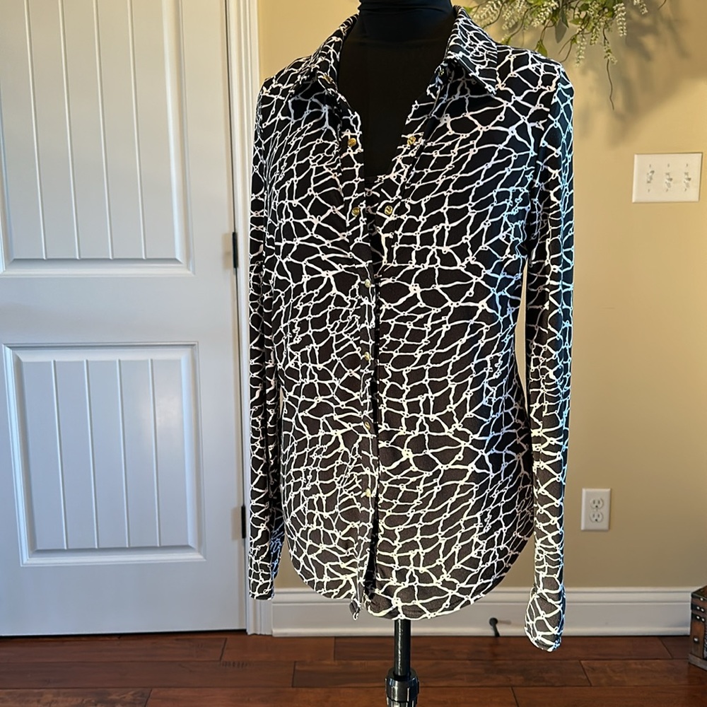 Black & White Printed Long-Sleeve Button-Up Shirt - Picture 2 of 13